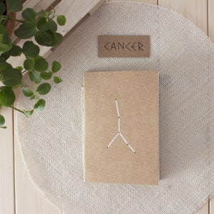 Zodiac Cancer taccuino di carta di alghe, rivista kraft sostenibile A6 con costellazione perforata, mini taccuino cucito a mano per gli amanti del rustico