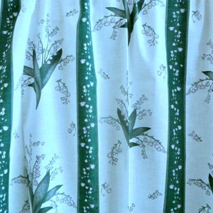 Single vintage des années 1950 imprimé lin finvissages en fil de coton préparés avec grand motif de fleur de muguet sur fond blanc os