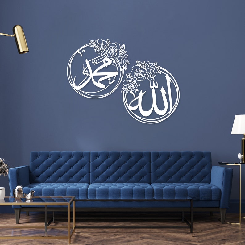 K&ouml;nnte beinhalten: Zwei wei&szlig;e, runde Wanddekorationen mit floralen Akzenten. Das linke St&uuml;ck zeigt das arabische Wort "Muhammad" und das rechte St&uuml;ck zeigt das arabische Wort "Allah".