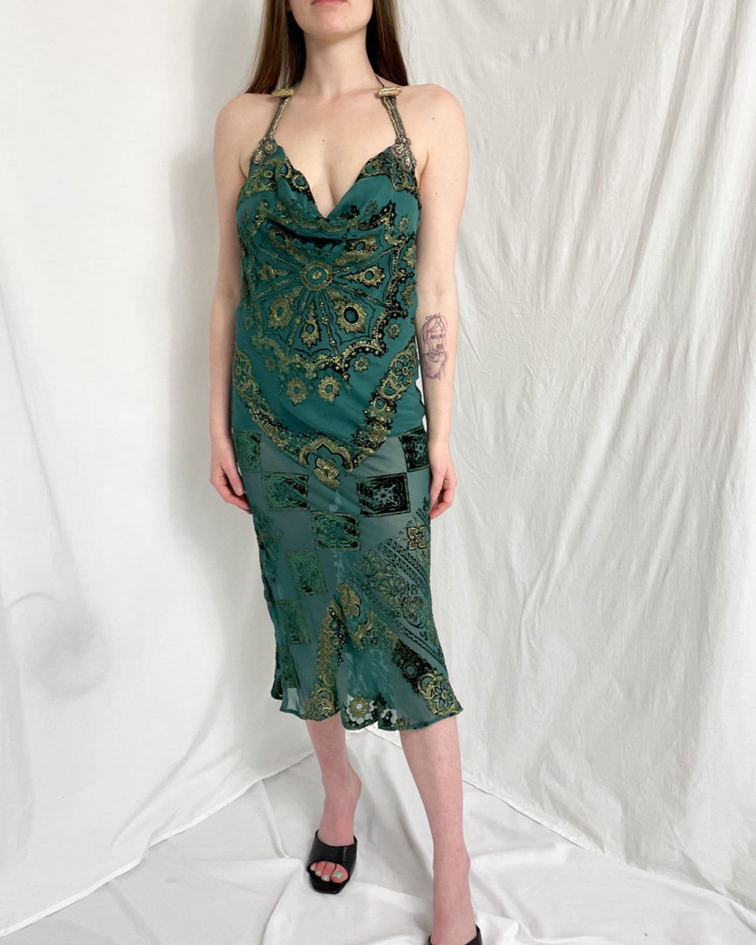 Vestido de seda con cuello halter, escote pronunciado y devoré en