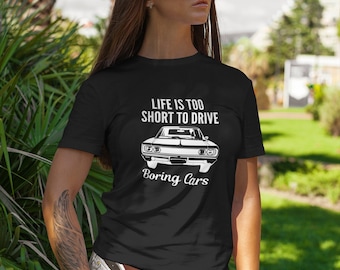 La vie est trop courte pour conduire des voitures ennuyeuses à manches courtes Unisex T-shirt