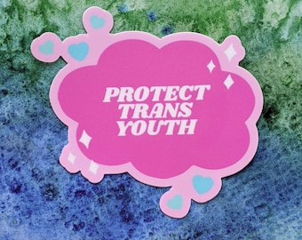 Könnte beinhalten: Rosa Wolken-förmiger Aufkleber mit dem Text "PROTECT TRANS YOUTH" in einer Retro-Schrift. Der Aufkleber hat blaue Herzen und weiße Sterne an den Rändern.