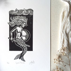 Original Linoldruck Warschauer Meerjungfrau, handgefertigter Linoldruck Wandkunst, Sirene Linoldruck Kunst, Meeres-Mythen-Illustration, polnische Legende