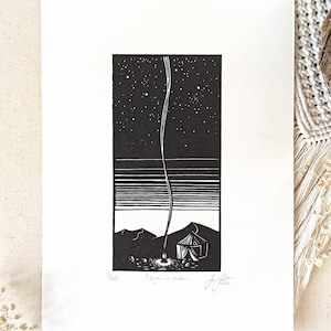 Opera d'arte originale in linoleografia, stampa su linoleum con deserto, deserto e stelle, decorazione murale in linoleum con dune, arte unica per l'arredamento, Fuoco sulla sabbia