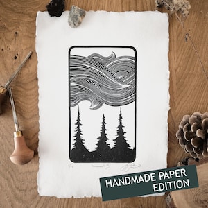 Linoleografia originale di un paesaggio celeste, stampa intagliata a mano su carta fatta a mano, linoleografia artistica, decorazione murale originale di un paesaggio celeste, opera d'arte con nuvole e pini.