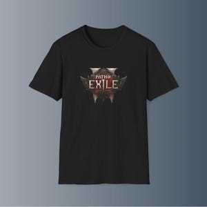 Puede incluir: Camiseta negra con el logo "Path of Exile", un diseño gótico detallado en gris, rojo y blanco. El logo incluye texto y elementos estilizados. La camiseta es de estilo cuello redondo clásico.