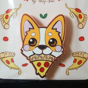 Peut inclure: Une épingle en émail dorée représentant un Corgi de dessin animé portant un collier rose et mangeant une part de pizza. L'épingle est sur une carte blanche avec des pois rouges et le texte "THE CORGI PIZZA by Viny-kun".