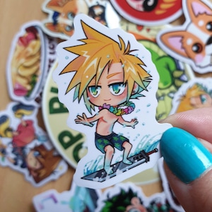 Peut inclure: Autocollant représentant un personnage de dessin animé aux cheveux jaunes hérissés, portant un collier de fleurs et un short de bain, surfant sur une planche de surf en forme d'épée. Entouré d'autres autocollants colorés.