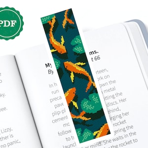 Könnte beinhalten: Ein PDF-Muster für ein Lesezeichen mit einem sich wiederholenden Muster aus orangefarbenen Fischen, die in einem dunkelblauen Teich mit grünen Seerosen schwimmen. Der Text "My" und "By" ist auf der linken Seite des Lesezeichens sichtbar.