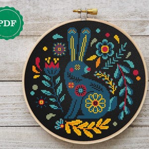 花柄のフォークウサギのクロスステッチパターン、スカンジナビアのパターン、花飾りの刺繍、イースターの壁飾り、ウサギの刺繍、PDF ダウンロード
