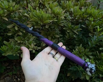 Handgeschnitzter Zauberstab aus Holz mit Kristall und Würfeln, Requisite für Mittelaltermärkte und Dungeons & Dragons.