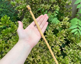 Hand geschnitztes Eulenhaus inspirierter hölzerner Zauberstab, Geschenke für Hexen, Renfaire-Fans