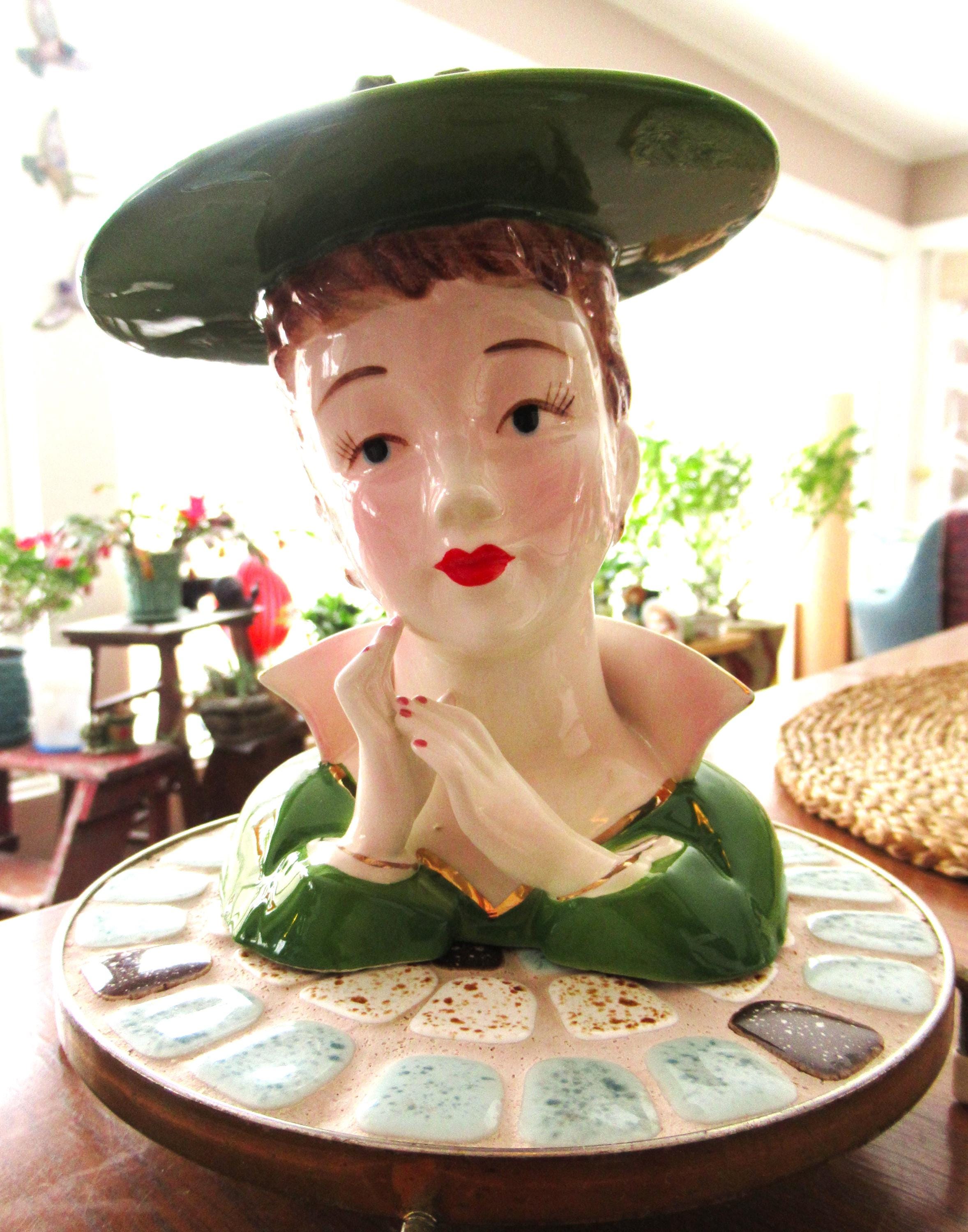 ビンテージ レディヘッドベース 陶器製の置物花瓶 花と葉の飾り付き帽子