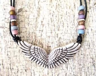 霊妙な彫刻が施された骨の翼 • 手作りの守護天使ジュエリー • アップ