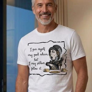 以下が含まれることがあります： キャラクターのグラフィックと「I give myself very good advice, but I very seldom follow it」というテキストが入った白いTシャツ。人物は柄物のパジャマパンツを着用しています。「This is an original design of BERRY BROTHERS SHOP」というテキストが左上にあります。