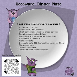 Puede incluir: Un plato llano redondo de color blanco Decoware con acabado satinado, que mide 25,4 cm de di&aacute;metro y 1,9 cm de altura. El plato incluye texto que detalla su composici&oacute;n de pol&iacute;mero de grado m&eacute;dico, certificaciones y un c&oacute;digo QR.