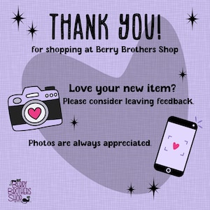 Puede incluir: Una tarjeta de agradecimiento de color morado claro con un icono de c&aacute;mara negro con lente de coraz&oacute;n rosa, un icono de smartphone negro con un coraz&oacute;n rosa en la pantalla y estrellas negras. El texto dice: THANK YOU! for shopping at Berry Brothers Shop.
