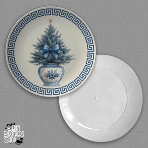 Plato llano de estilo chinoiserie con árbol de Navidad azul. Vajilla festiva navideña de polímero. imagen 3