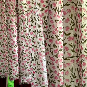 Handgefertigter Baumwollblockdruck-Rosa-Blumenwiese-Wildblumen-elegante Fenstervorhänge für Schlafzimmer-Wohnzimmer Klassischer Vorhang Wohndekor-Akzent
