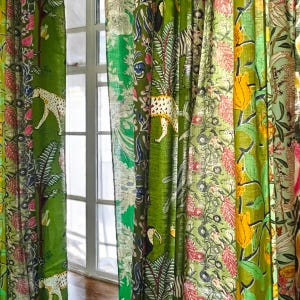 Peut inclure: Rideaux à motifs verts sur le thème de la jungle. Les rideaux présentent des motifs de guépards, de toucans et de fleurs. La palette de couleurs comprend des nuances de vert, de jaune, de rose et de blanc. Les rideaux sont suspendus devant une fenêtre.
