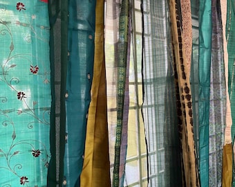 Grüne Boho Saree Vorhänge Upcycled Handgemachte Saree Vorhänge mit Saree Streifen Fenster und Tür Sheer Hippie Boho Saree home decor