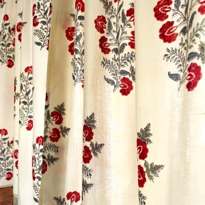 Handgjord bomullsblocktryck röda vilda rosor på krämfärgad elegant fönsterbehandling för sovrum och vardagsrum klassisk heminredning med blomma