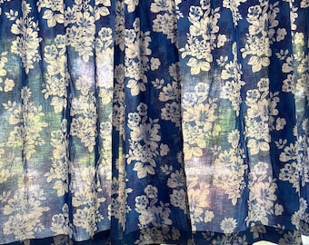 Cenefas elegantes para ventanas, ideales para dormitorios y salas de estar, con estampado floral blanco sobre tela índigo. Un detalle clásico para la decoración del hogar.