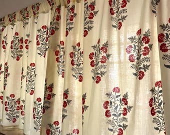 Ręcznie wykonany bawełniany nadruk blokowy Czerwone dzikie róże na kremowym eleganckim oknie do sypialni i salonu Klasyczny akcent wystroju domu z kwiatami