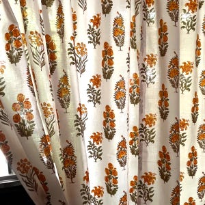 Estampado de bloques de algodón hecho a mano con lirios naranjas, verdes y flores silvestres, elegante tratamiento de ventana para dormitorio y sala de estar, decoración clásica para el hogar.