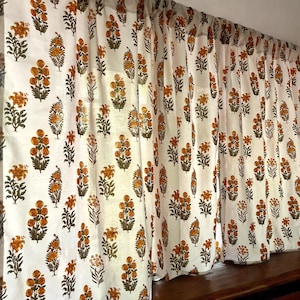 Handgemaakte katoenen blokprint oranjegroene lelies en wilde bloemen Elegante raamvalletjes voor slaapkamer en woonkamer Klassiek interieuraccent