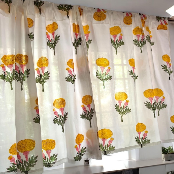 Cenefa de algodón con estampado de bloques hecha a mano, diseño de flor de caléndula amarilla sobre blanco, elegante tratamiento para ventanas, decoración clásica para dormitorio y sala de estar.