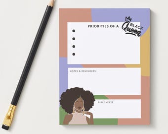 Peut inclure: Un bloc-notes avec un design abstrait coloré mettant en scène une femme noire aux cheveux crépus. Le bloc-notes est divisé en sections pour les priorités, les notes et les rappels, et un verset biblique. Le texte "Priorités d'une reine noire" est en haut du bloc-notes.