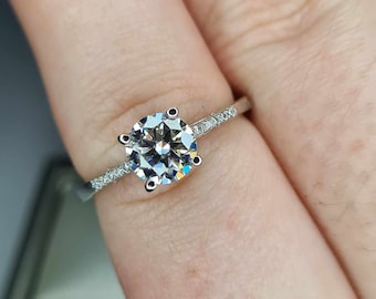 1.30ct Moissanit Verlobungsring in einer Platinauflage aus 925 Sterlingsilber