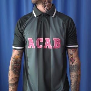 1312 acab Camicia Polo Abito Unisex Pride Colorato Vintage Femminismo Uguaglianza Non binario Donne Patriarcato Retro Sinistra Antifa CSD