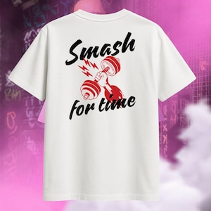 Può includere: T-shirt bianca con grafica sul retro. Il design presenta un manubrio rosso tenuto da una mano, con le parole "Smash for time" in corsivo nero. Sono inclusi anche fulmini rossi.