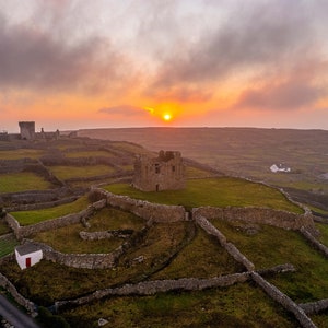 Sunset over O&#39;Briens Castle, Inis Oirr