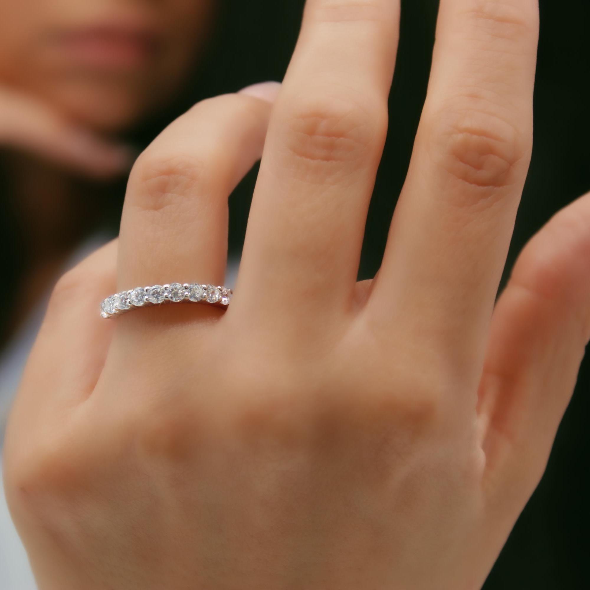 14Kモアッサナイトハーフエタニティ結婚指輪：ラウンドカット