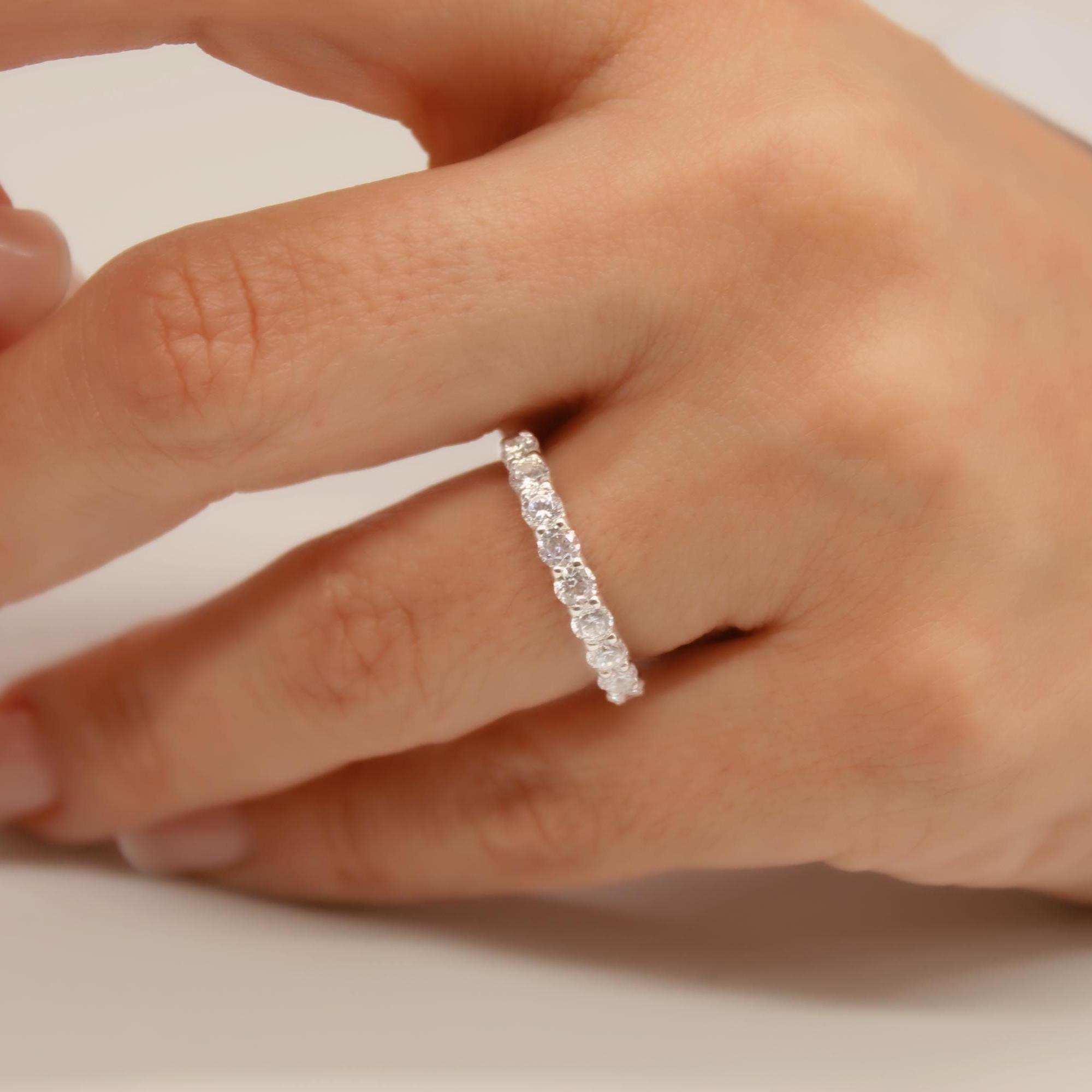 14Kモアッサナイトハーフエタニティ結婚指輪：ラウンドカット