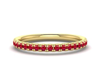 Stapelbare Rubin Geburtsstein Ring aus Massivgold / Handgefertigte Zierliche Rubin Halbe Ewigkeit Ring Band / 14k Gold Rubin Ring für Frauen