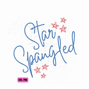 Puede incluir: Un fondo blanco con las palabras "Star Spangled" en escritura azul, acompañadas de ilustraciones de estrellas rojas. La imagen también incluye el texto "SVG, PNG" en un rectángulo rosa.