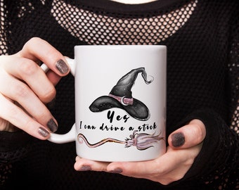 Sí, puedo conducir una taza de bruja de palo, una taza de cerámica de Halloween, una taza divertida, una taza de escoba de brujas