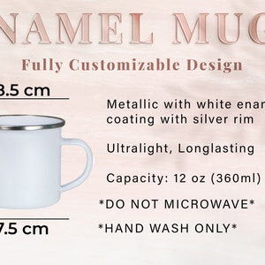 Op de afbeelding: Witte emaille mok met een zilveren rand. De mok is 8 cm hoog, 8,5 cm breed en 7,5 cm in diameter. Hij heeft een capaciteit van 360 ml. *NIET IN DE MICROWAVE* *ALLEEN HANDWAS*