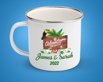 Personalisierte Hochzeit Lagerfeuer Tasse, Berg Wald Abenteuer Paare Camping Tasse, Verlobungsbecher, Hochzeitsgeschenk für Verlobte Braut Bräutigam