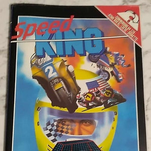 Könnte beinhalten: Eine Vintage-Videospielkassette für den Atari 800 XL Computer. Die Kassette ist schwarz mit einem gelben und blauen Etikett, auf dem "Speed King" steht und ein Grafikbild eines Motorradrennfahrers mit Helm zu sehen ist. Das Etikett enthält auch den Text "Mastertronic" und "ICD 0114".