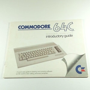 Peut inclure: Un guide d'introduction pour l'ordinateur personnel Commodore 64C. La couverture présente le logo Commodore, le nom du modèle et une illustration du clavier. Le guide comprend le texte : "Un guide de démarrage rapide pour construire et exécuter des logiciels sur le meilleur ordinateur personnel du monde."