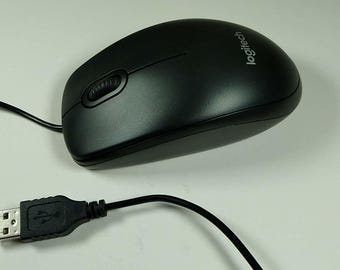 Könnte beinhalten: Schwarze Logitech Computermaus mit Scrollrad und USB-Anschluss. Die Maus hat ein glattes, ergonomisches Design und ein schwarzes Kabel. Das Logitech-Logo ist oben auf der Maus sichtbar.