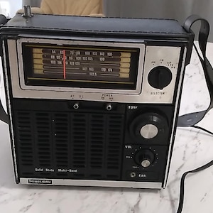 Vintage Holiday Solid State Transistor Radio (tested and working)