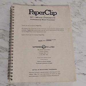 Puede incluir: Un manual blanco para el procesador de texto profesional PaperClip para las computadoras PET, CBM y Commodore 64. El manual indica que las baterías están incluidas y que se fabricó en Canadá.