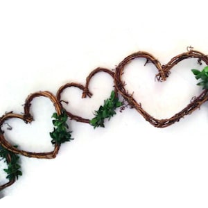 Ghirlanda rustica a forma di cuore con foglie verdi