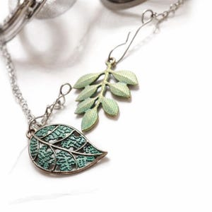 Infusor de té de malla con dije de hoja verde turquesa para tus mezclas de té y preparaciones herbales.